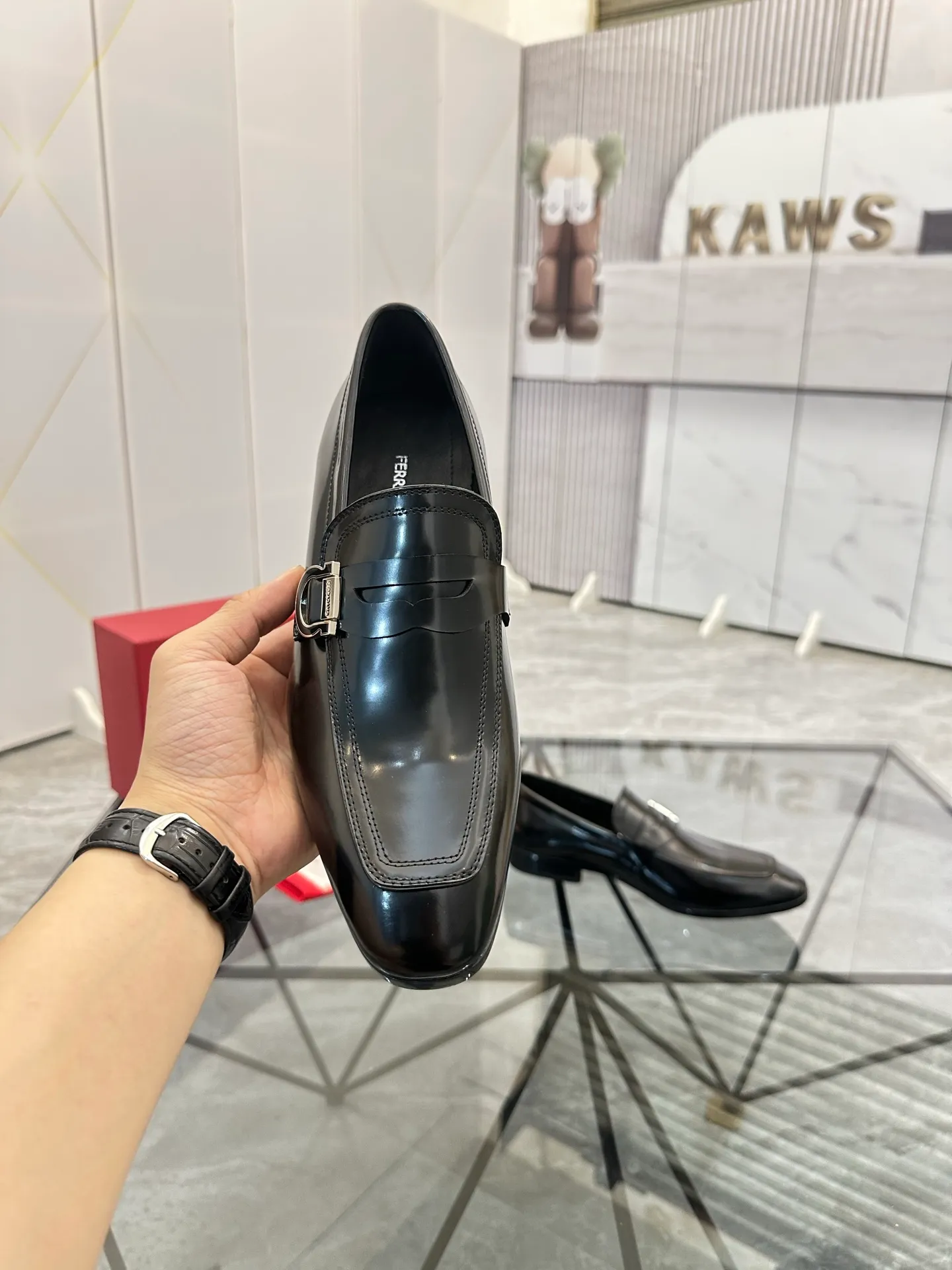 Men's shoes: 💰P640¥ High-end quality Product trademark: Ferragamo* "Ferragamo*" leather shoes Regular size: 38-44 (can be customized to 45.46.) Product materials: imported first-layer cowhide leather upper, cowhide lining, original outsole. Number: 688